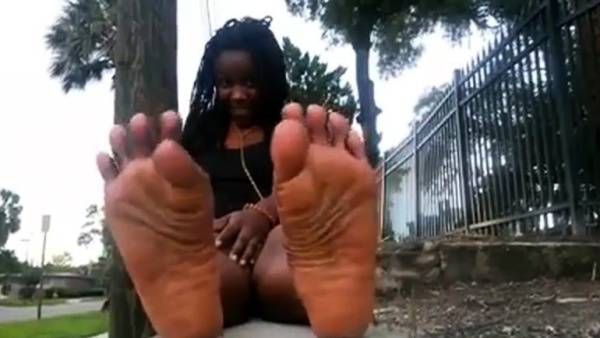 Dixie Black Girls Hot Ebony Ghetto Feet by the Roadside on ebonyporntube.net
