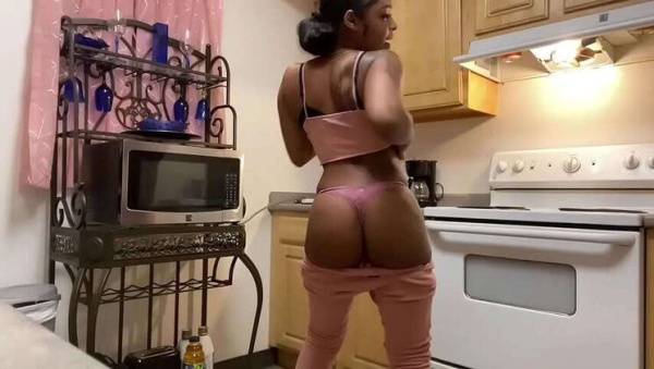 Ebony Solo: See How a Big Dildo Makes Her Squirt! on ebonyporntube.net